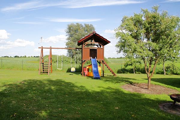 Au&szlig;enanlage der Ferienwohnung: Ein Spielparadies f&uuml;r Kinder!