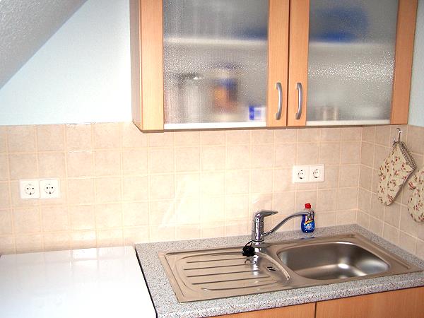 K&uuml;che der Ferienwohnung: K&uuml;hlschrank, 4-Platten-Herd mit Backofen, Edelstahlsp&uuml;hle, ...